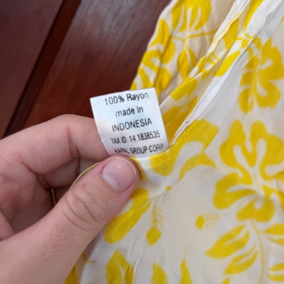 FREE WITH ANY PURCHASE Floral Yellow and White Scarf - Picture 3 of 5